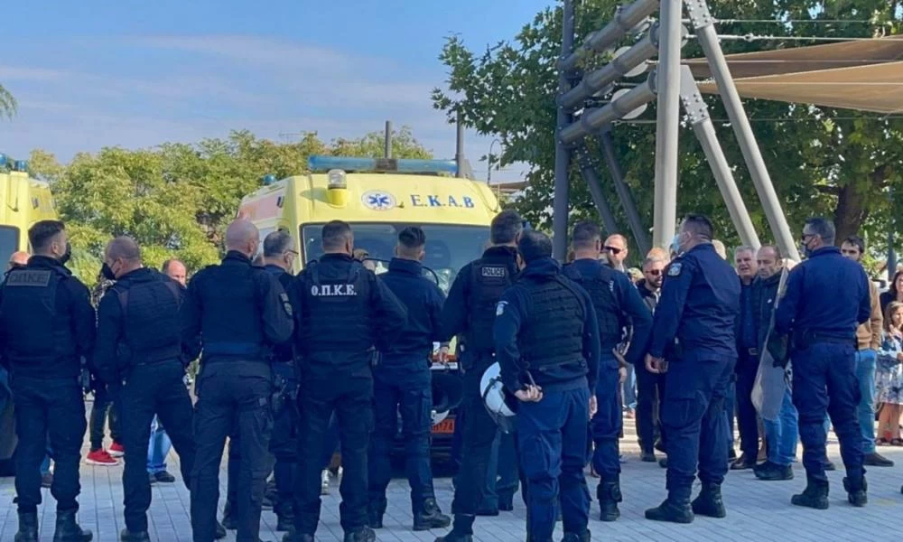 Λάρισα: Ένταση για τους εμβολιασμούς που ξεκίνησαν έξω από τον Άγιο Αχίλλιο